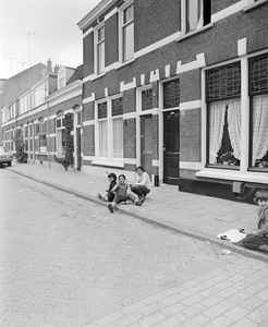 882676 Afbeelding van spelende kinderen op de stoep voor de woningen Balistraat 61-63 te Utrecht.